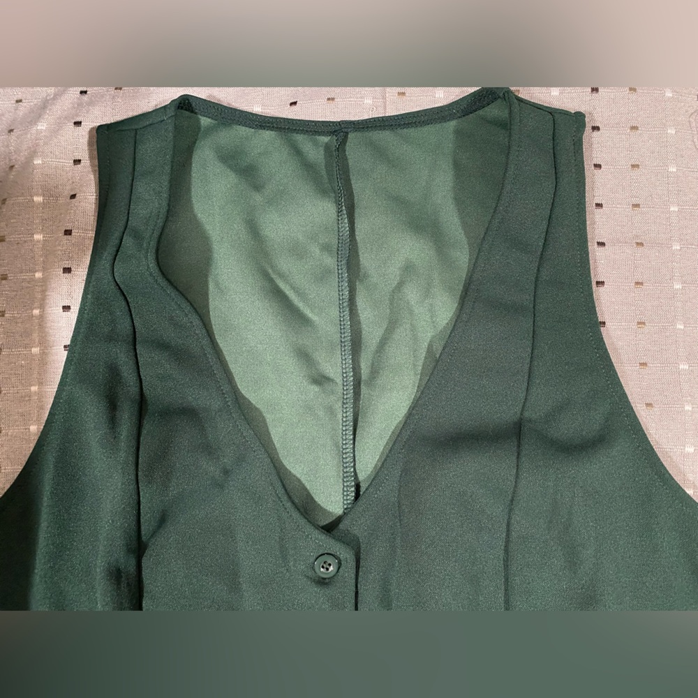 ⭐️Women's Dark Green Buttoned Vest
Size L - Picture 5 of 15
